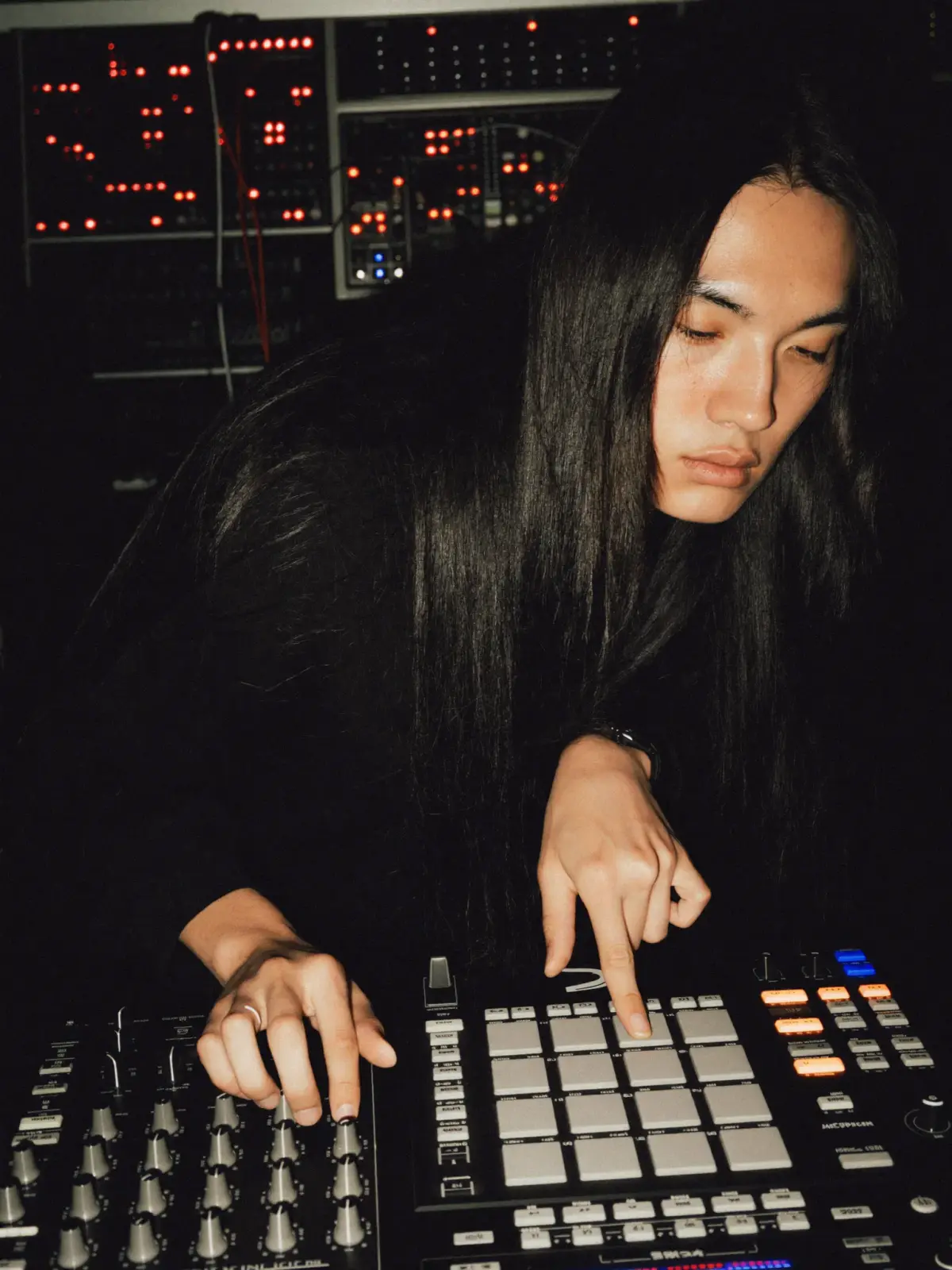 Beatmaker sur une MPC, leds rouges