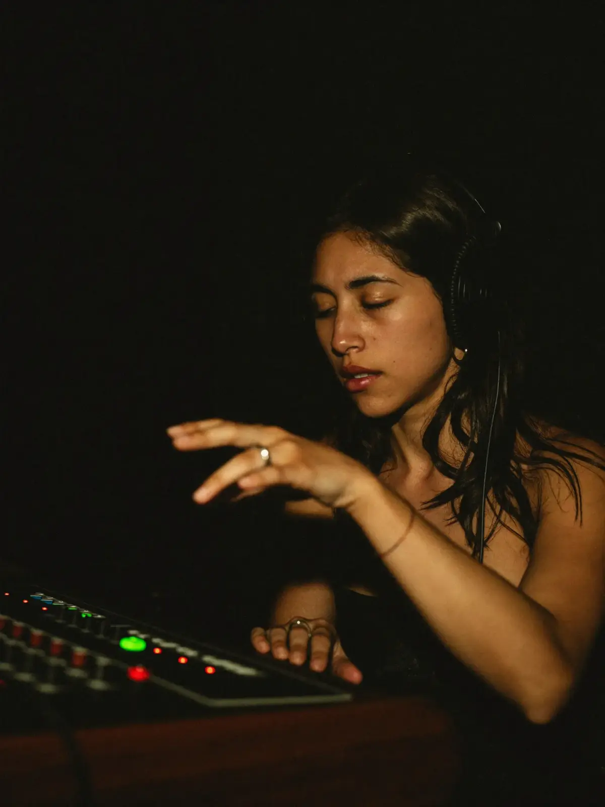 Artiste dans une cabine de studio, casque sur les oreilles